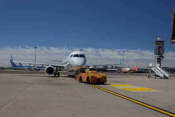 2021 Μιλάνο Αεροδρόμιο Malpensa Υποβλητική Εικόνα Σταθμευμένου Αεροπλάνου Που Μετακινείται — Φωτογραφία Αρχείου
