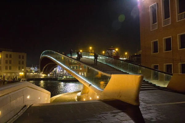 意大利威尼斯 2020年1月28日 宪法桥 Ponte Della Costituzione 的令人联想起的夜晚形象 — 图库照片