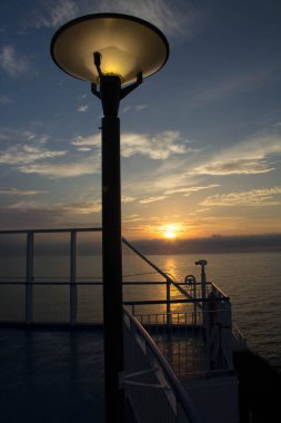 Gün batımında planlanan feribotun dış lamba direğinin canlandırıcı görüntüsü