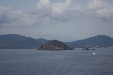 Bir feribottan görülen küçük bir adanın canlandırıcı görüntüsü