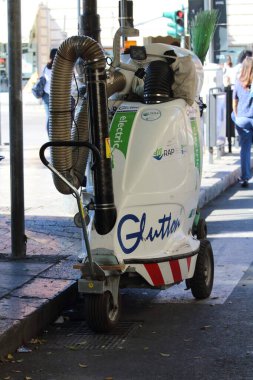 Kamu yolunu temizlemek için kullanılan makinenin anımsatıcı görüntüsü