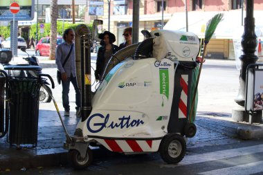 Kamu yolunu temizlemek için kullanılan makinenin anımsatıcı görüntüsü