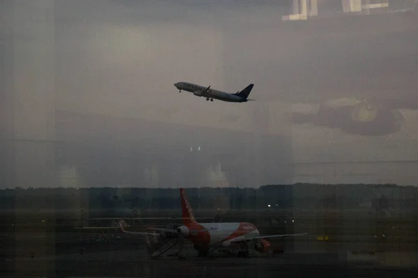 Gambar Evocative Dari Sebuah Pesawat Lepas Landas Dari Bandara — Stok Foto