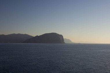 Sicilya, İtalya 'da arka planda deniz kıyısının anımsatıcı görüntüsü