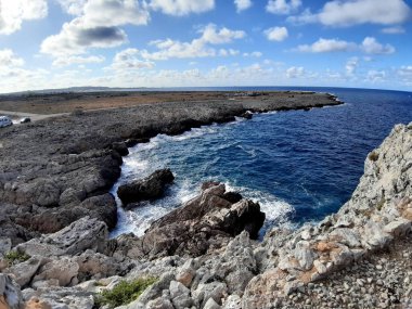 Sicilya, İtalya 'da arka planda deniz kıyısının anımsatıcı görüntüsü
