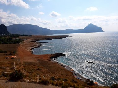 Sicilya, İtalya 'da arka planda deniz kıyısının anımsatıcı görüntüsü