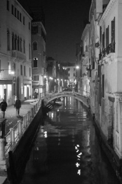 Venedik, İtalya, 28 Ocak 2020. Şimdi dönüştürülmüş olan İtalyan Tiyatrosu 'nun iç mekanının hatırlatıcı beyaz görüntüsü. Küçük bir süpermarket.