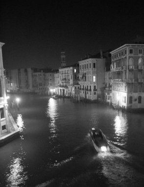 Venedik, İtalya, 28 Ocak 2020. Rialto Köprüsü 'nden görülen Büyük Kanal' ın siyah-beyaz gece görüntüsü.