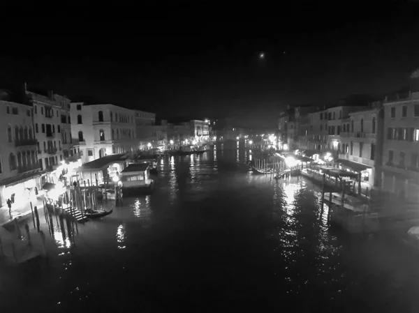 2020年1月28日 意大利威尼斯 从里阿尔托桥看到的大运河的黑白夜景 — 图库照片