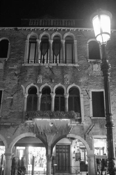 Veneza Itália Janeiro 2020 Fachada Típico Palácio Veneziano Noite — Fotografia de Stock