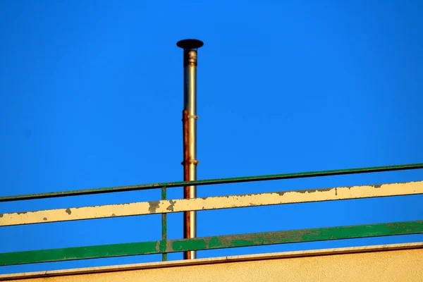 Evokující Obraz Komína Domu Pod Modrým Nebem — Stock fotografie