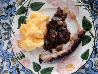 Polenta, mantar ve sosise dayalı bir İtalyan yemeğinin anımsatıcı görüntüsü