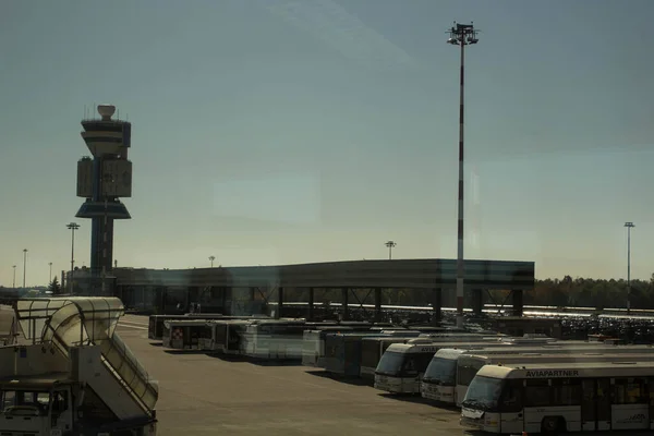 Evocadora Imagen Una Torre Control Del Aeropuerto Hermoso Día —  Fotos de Stock