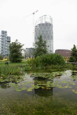 Milan, İtalya, Piazza Gae Aulenti, meydan gökdelenlerinin anımsatıcı görüntüsü.