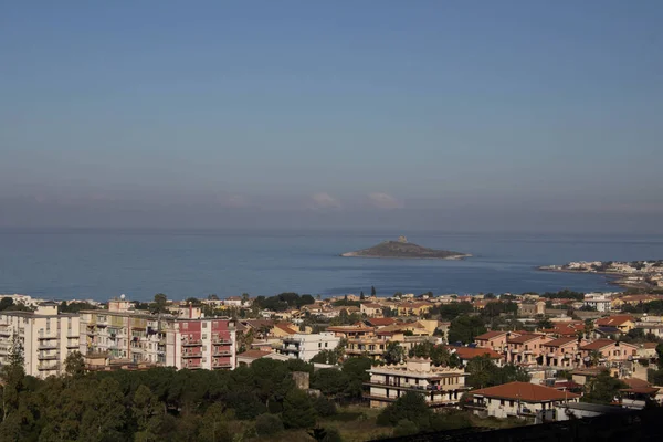 Υποβλητική Εικόνα Της Ακτής Της Θάλασσας Ακρωτήριο Στο Βάθος Στη — Φωτογραφία Αρχείου