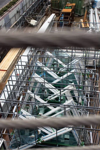 Fenster Eines Wolkenkratzers Auf Einer Baustelle Warten Darauf Aufgestellt Werden — Stockfoto