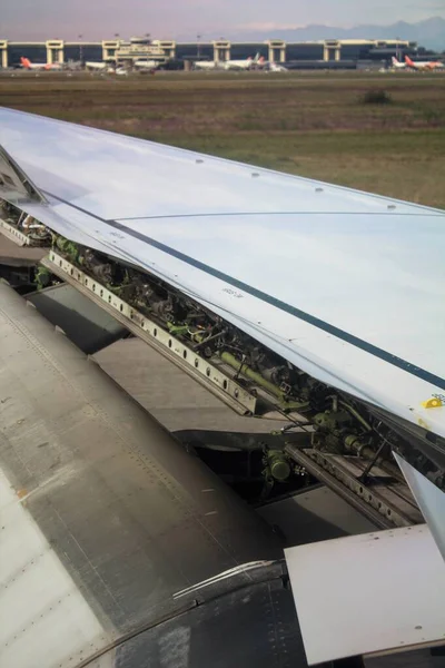 Detalle Del Ala Avión Con Las Solapas Movimiento Durante Marcha — Foto de Stock