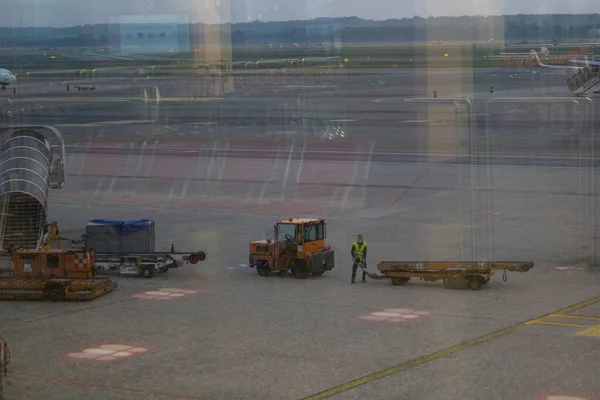 Imagem Evocativa Trator Para Transporte Correia Transportadora Bagagem Aeroporto — Fotografia de Stock