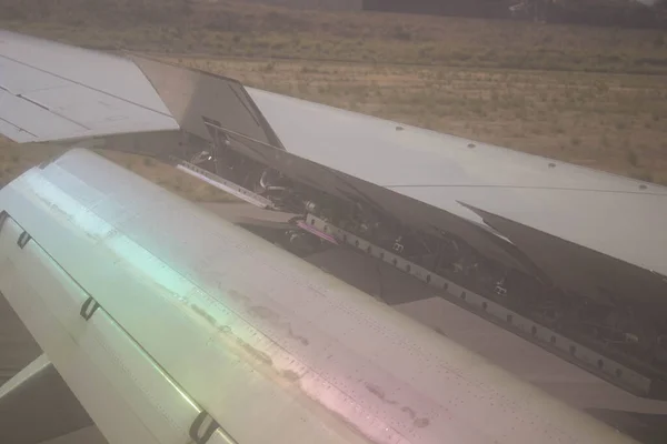 Detalhe Asa Avião Com Abas Movimento Durante Aterragem — Fotografia de Stock