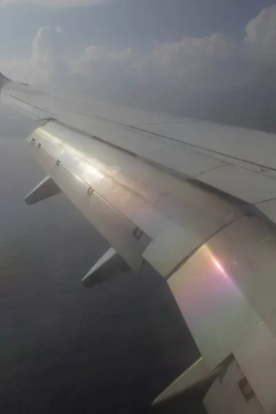 Beschwörendes Bild Des Flügelteils Eines Flugzeugs Beim Fliegen Den Wolken — Stockfoto