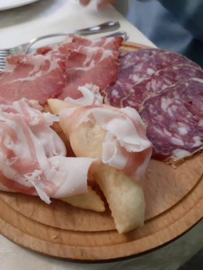Bir tabak İtalyan dilimlenmiş jambonu anımsatıcı görüntüsü: salam, pancetta ve coppa 