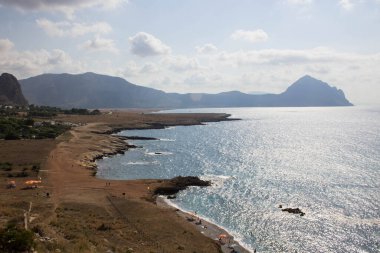 Sicilya, İtalya 'da arka planda deniz kıyısının anımsatıcı görüntüsü