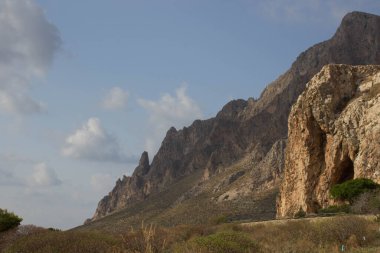 Sicilya, İtalya 'da arka planda deniz kıyısının anımsatıcı görüntüsü