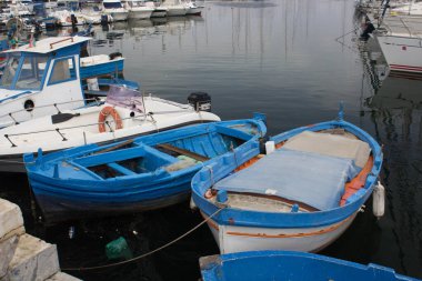İtalya 'nın Sicilya kentindeki küçük bir balıkçı köyünde demirlemiş balıkçı teknelerinin canlandırıcı görüntüsü.