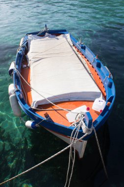 İtalya 'nın Sicilya kentindeki küçük bir balıkçı köyünde demirlemiş balıkçı teknelerinin canlandırıcı görüntüsü.