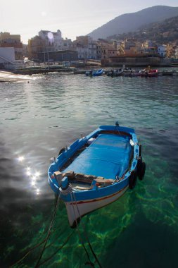 İtalya 'nın Sicilya kentindeki küçük bir balıkçı köyünde demirlemiş balıkçı teknelerinin canlandırıcı görüntüsü.