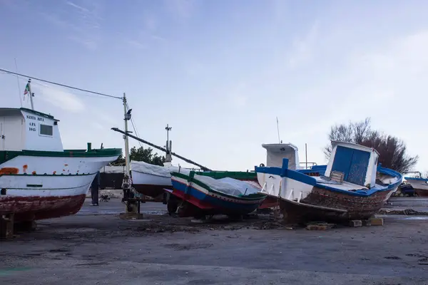 Image Évocatrice Bateaux Pêche Amarrés Dans Port Petit Village Pêcheurs — Photo