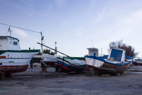 Воспоминательный Образ Рыбацких Лодок Пришвартованных Гавани Маленькой Рыбацкой Деревушке Сицилии — стоковое фото