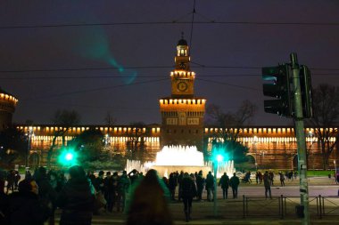 Milan 'daki Sforza Kalesi' nin gece görüntüsü. Çeşme çalışıyor. 