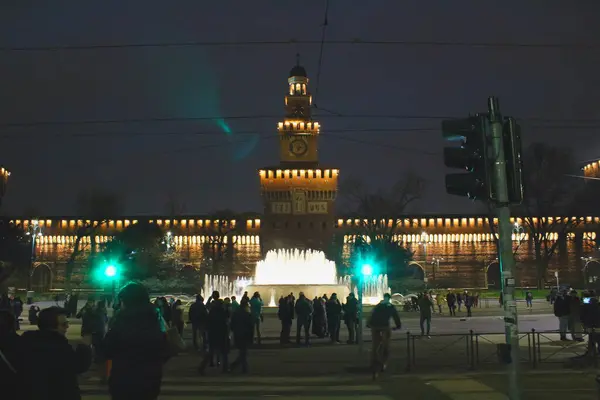 Milan Daki Sforza Kalesi Nin Gece Görüntüsü Çeşme Çalışıyor — Stok fotoğraf