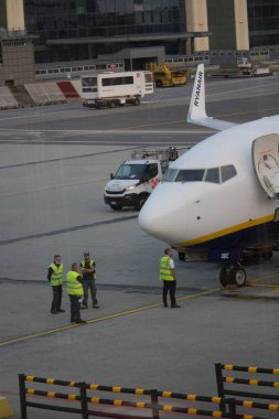 2021.08.28 Milan Malpensa Havalimanı, Ryanair düşük maliyetli havayolu İtalya uçuşu, uçağın hatırlatıcı görüntüsü dinlenme alanında durdu.
