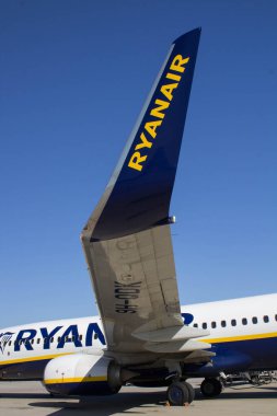 2021.10.27 Milan Malpensa Havaalanı, Ryanair Havayolu İtalya 'ya uçuyor. Uçağın kuyruğu dinlenme yerinde durmuş ve yolcu bekliyor.