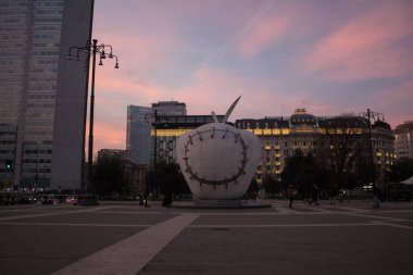 Milan Merkez İstasyonu, istasyon meydanı manzaralı.