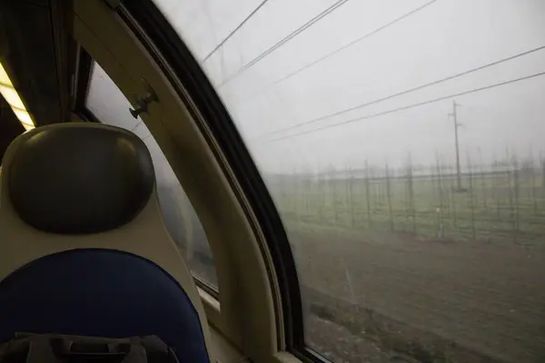 イタリアの普通列車の内装が悪い日に動き — ストック写真
