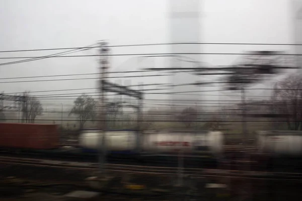 悪い日にイタリアに移動する貨物列車 — ストック写真