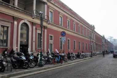 Milano Devlet Üniversitesi cephesinin canlandırıcı görüntüsü, şehrin Mostfamous üniversitelerinden biri. 