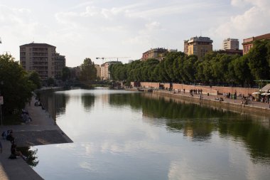 Milan Darsena del Naviglio, Milano gece hayatının buluştuğu yer olan Naviglio 'nun Darsena' sının anımsatıcı görüntüsü. 