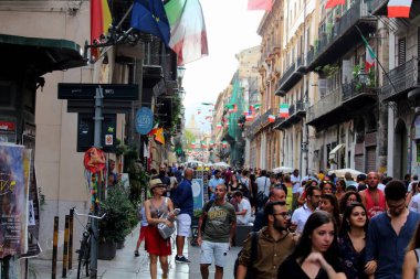 İtalya 'da Palermo' nun tarihi merkezindeki binaların ve sokakların canlandırıcı görüntüsü 