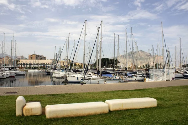 Turisztikai Kikötő Palermo Olaszországban Vitorlások Kikötve Úttesten — Stock Fotó