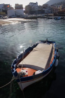 İtalya 'nın Sicilya kentindeki küçük bir balıkçı köyünde demirlemiş balıkçı teknelerinin canlandırıcı görüntüsü.