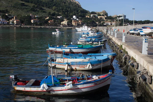 Imagem Sugestiva Barcos Pesca Atracados Porto Uma Pequena Aldeia Piscatória — Fotografia de Stock