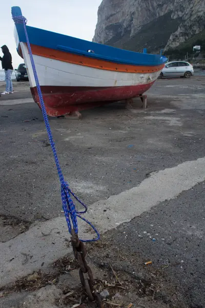 Kikötőben Horgonyzó Halászhajók Hangulatos Képe Egy Kis Halászfaluban Szicíliában Olaszországban — Stock Fotó