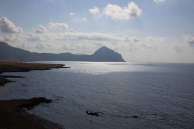 Sicilya, İtalya 'da arka planda deniz kıyısının anımsatıcı görüntüsü