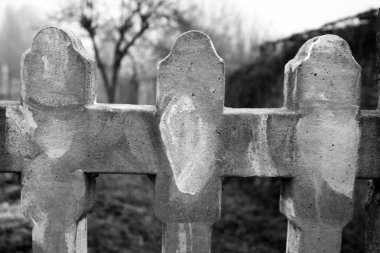 Eski renkli beton bir çitin anımsatıcı siyah beyaz görüntüsü 