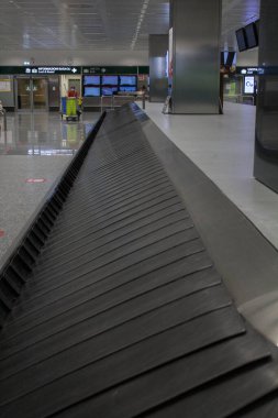 Havaalanında bavul taşıyan kemerin canlandırıcı görüntüsü. 