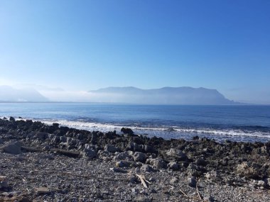 Sicilya 'da deniz, deniz, gökyüzü ve bulutlu deniz hortumlarının canlandırıcı görüntüsü